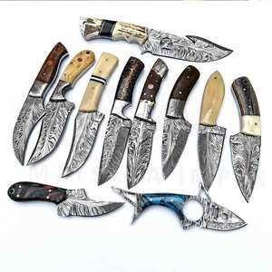 Cuchillo de Caza Skinner de Acero Damasco con Patrón de Plumas, en Oferta - Product Image 1