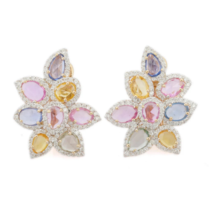 Boucles d'oreilles clous florales Art Déco en or 14 carats avec saphirs multiples, diamants et perles - Product Image 1