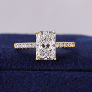 Anillo de compromiso con diamante cultivado en laboratorio de corte radiante de 2.50 CT y banda pavé de oro de 14k - Product Image 1