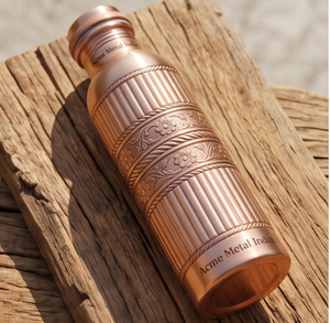 Botella de agua de cobre con diseño artesanal en relieve, elegante y ecológica, perfecta para uso diario, yoga, gimnasio y viajes. - Product Image 3