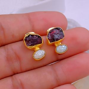 Boucles d'oreilles tendance pour femmes en pierre brute de grenat naturel, pierre de naissance de janvier, sertie en canal, plaquée or, certifiée, faite à la main - Product Image 4