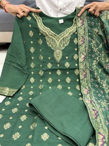 Presentamos hermosos conjuntos de trajes en tejido Banarasi puro, con pantalones y una hermosa dupatta Banarasi, que están bellamente decorados. - Product Image 6