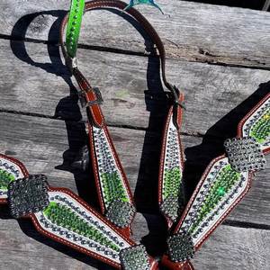 Ensemble de sellerie western : têtière, collier de poitrine et rênes pour selle western – Cuir durable de haute qualité – Équipement équestre complet et parfait. - Product Image 1