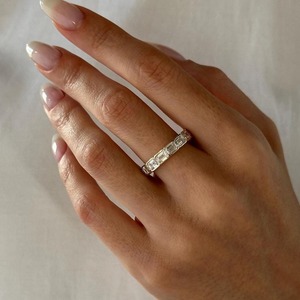 Bague d'éternité au design unique avec diamant de laboratoire taille émeraude de 5 carats, sertissage demi-cerclé, certifiée IGI, pour fiançailles et mariage - Product Image 6