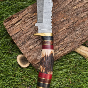 Cuchillo de caza personalizado OEM/ODM de 10 pulgadas, forjado a mano en Damasco, con hoja de punta de clip, mango de cuerno y funda de cuero. - Product Image 3