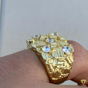 Bague pour homme en or jaune avec grappe de diamants de culture, style vintage, hip-hop, luxe, sertie de pierres. - Product Image 2