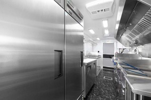 Nuevo Camión de Comida de 18 Pies, Marca Freightliner MT45/MT55, Convertido en Camioneta, con Horno para Pizza, Prensa para Panini, 4 Ruedas, para Uso en Exteriores - Product Image 2