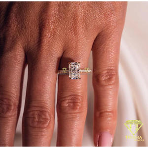 Anillo de Plata de Ley 925 con Diamante Cultivado en Laboratorio, Corte Esmeralda, con Banda de Piedras Brillantes, Joyería de Compromiso Elegante y Lujosa para Mujer - Product Image 3