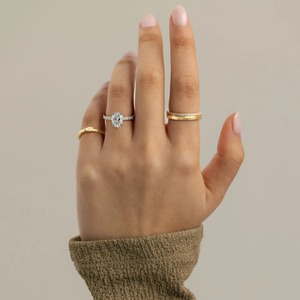 Anillo de compromiso de oro macizo de 14K premium con diamante cultivado en laboratorio, halo y banda pavé, certificado IGI, estilo moderno. - Product Image 3