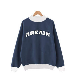 Sweat-shirt rouge et blanc à col rond avec grande inscription blanche sur le devant, manches longues, bordure contrastante aux poignets et à l'ourlet, vêtements à marque privée - Product Image 4
