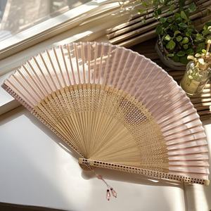 Abanico Plegable de Madera Natural Moderno, Pintado a Mano, Artesanía, Reutilizable, Diseño Refrescante y Portátil para Ceremonias de Boda - Product Image 4