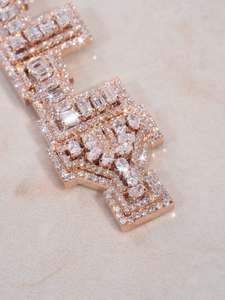 Colgante de Letra Personalizada de Plata de Ley Bañada en Rodio Oro Rosa con Moissanita y Circonitas Baguette - Product Image 6