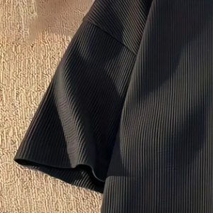 Camiseta de verano a la moda con cuello en V para hombre, camiseta negra de manga corta informal con rayas verticales y parte inferior a la moda - Product Image 1