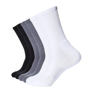 Offre Exceptionnelle : Chaussettes Homme Gris Clair Décontractées Épaisses Mi-longues à Rayures en Tissu Bouclette Respirant pour l'Hiver – Vente en Gros - Product Image 4