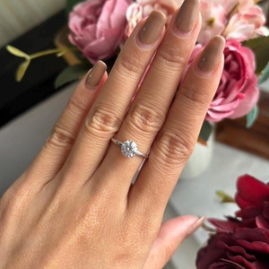 Bague en or 14 carats avec diamant de laboratoire rond brillant de 1,25 carat, diamant blanc certifié IGI, clarté VS1, bijoux de fiançailles et de mariage pour femmes - Product Image 5