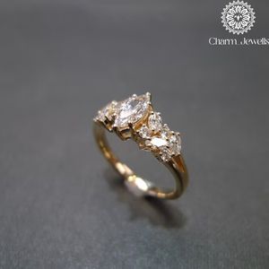 แหวนเพชรโมอิสซาไนต์ชุบทองคำสีกุหลาบสำหรับผู้หญิงจาก Charm_Jewells ดีไซน์รูปดอกไม้เจียระไนแบบบริลเลียนต์ ประดับเพชรสามเม็ด ตัวเรือนแบบหนามเตย แหวนหมั้น ได้รับการรับรองจาก IGI - Product Image 2