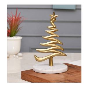 ประติมากรรมต้นคริสต์มาสอะลูมิเนียมทำมือพร้อมฐานหินอ่อน สีทองและสีขาว ขนาด 31 ซม. - ของตกแต่งกลางโต๊ะคริสต์มาสที่สมบูรณ์แบบสำหรับตกแต่งบ้าน - Product Image 1