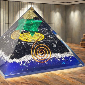 Pyramide d'énergie Reiki Orgonite faite à la main avec cristal étoile verte et spirale en cuivre, pierres de guérison décoratives en résine et cristal - Product Image 2