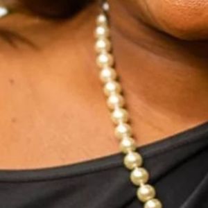 Collier de perles blanches AKA avec pendentif bouclier rose et vert, bijou élégant perlé pour femme, inspiré de la mode des sororités - Product Image 2