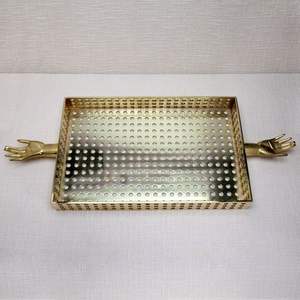 Bandeja rectangular de metal perforado dorado con asas, bandeja decorativa para servir, bandejas elegantes para servir - Product Image 1