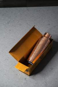 Botella de Agua Hecha a Mano de Cobre Puro, para Beber Diariamente, Beneficios Ayurvédicos para la Salud, Diseño a Prueba de Fugas, Certificación CE/UE, Arte Minimalista - Product Image 2