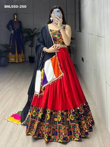 Hermoso conjunto de Lehenga Choli y Dupatta de diseño tradicional indio en rayón y algodón con diseño Gamthi y trabajo de espejo, a precio de mayorista. - Product Image 2