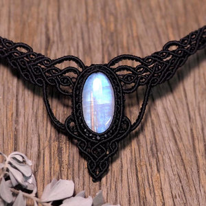 Collier ras du cou en macramé noir avec pierre de lune arc-en-ciel faite à la main, bijoux bohèmes en cristal de guérison, réglable pour femme, cadeau - Product Image 3