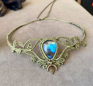 Pulsera de Macramé con Labradorita, Gema en Forma de Lágrima con Destello Azul, Cordón Oliva, Amuleto de Luna, Joyería Boho Hecha a Mano, HARI OM CREATIONS - Product Image 1