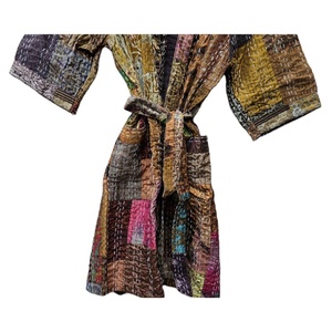 Robe kimono indienne faite à la main en soie vintage, patchwork matelassé, broderie à la main, fermeture à cordon, unique, élégante, chic bohème - Product Image 5