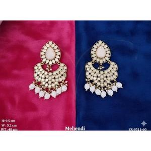 ต่างหูเมเฮนดีแบบพิเศษประดับคุณดัน ชานด์บาลี พร้อมมุกห้อย ตกแต่งด้วยมุกแบบดั้งเดิม เหมาะสำหรับเจ้าสาวในงานแต่งงานและงานเฉลิมฉลอง - Product Image 1