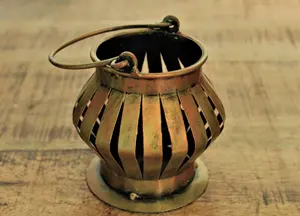 Portavelas votivo antiguo con acabado en bronce que relata historias de encanto vintage y belleza atemporal. - Product Image 2