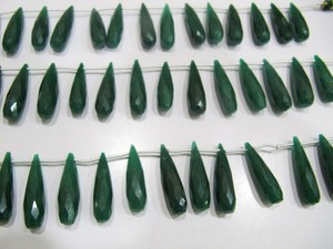 Cuentas de Esmeralda Facetadas en Forma de Lágrima, Color Verde, 1 Pulgada de Largo, 8 Pulgadas de Cuerda - Product Image 2