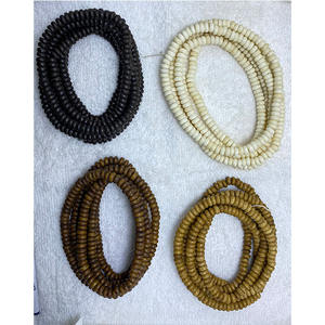 Elegante Collar de Cuentas de Hueso Hechas a Mano de 10 mm, Color Marrón Blanco, Inscripciones Tribales Talladas con Cuidado, Producto Único de Cuentas de Hueso de Concha y Coral - Product Image 3