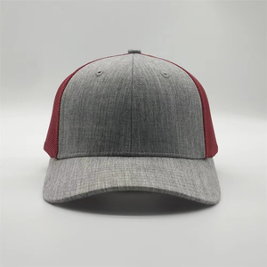 Gorra Trucker de Malla de 6 Paneles Gris y Roja Personalizada, Unisex, Ajustable, Estilo Casual para Adultos, para las Cuatro Estaciones - Product Image 2