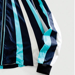 เสื้อแจ็คเก็ตวินด์เบรกเกอร์ลายทางน้ำหนักเบาแฟชั่นสำหรับทุกเพศ ผ้าไนลอนสไตล์วินเทจ ซิปแบบรูดขึ้นลง เสื้อแจ็คเก็ตสตรีทแวร์ เสื้อแจ็คเก็ตสำหรับออกกำลังกาย ผ้าโพลีเอสเตอร์ เสื้อแจ็คเก็ตสำหรับกิจกรรมกลางแจ้ง รับผลิตแบบ OEM - Product Image 4