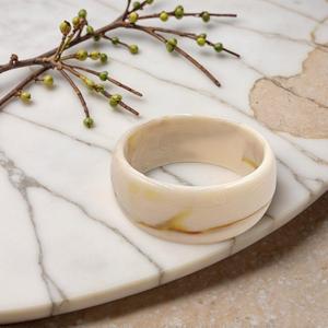Brazalete de Resina Blanca Crema con Diseño Marmoleado, Hecho a Mano, Acrílico, Elegante, Joyería de Moda para Mujer, Clásico y Distintivo - Product Image 1