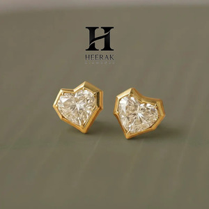 Boucles d'oreilles modernes à sertir en forme de cœur avec diamants de laboratoire, or jaune 14 carats, diamants de laboratoire taille cœur VVS EF, boucles d'oreilles géométriques - Product Image 3