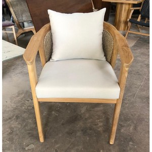 Chaise de salle à manger d'extérieur moderne en teck massif, écologique, durable, avec coussin et dossier en rotin, fauteuil en bois fait main, confortable - Product Image 5