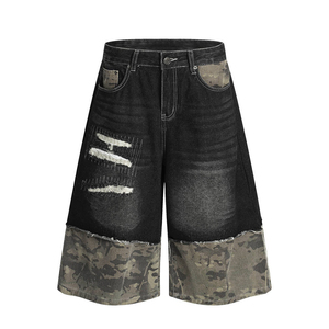 Pantalones cortos de mezclilla negros para hombre, diseño de patchwork de camuflaje verde, estilo utilitario de calle con efecto de dos piezas y pierna ancha. - Product Image 1