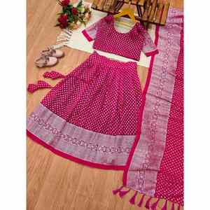 LEHENGA CHOLI DE DISEÑADOR CON DETALLES EN PLATA Y DUPATTA RANI GHARARA - Product Image 1