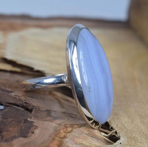 Meilleure qualité de véritable bague en agate bleue avec lunette sertie de grandes pierres précieuses pour les femmes Fournisseurs de gros d'anniversaire faits à la main - Product Image 6