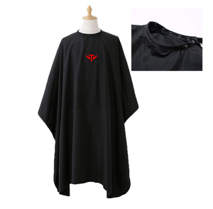 Cape de Coiffure Portable Tactus Industries Écologique, Résistante à l'Eau, Taille Ajustable, en Polyester Noir Anti-Adhérent avec Logo Rouge - Product Image 3