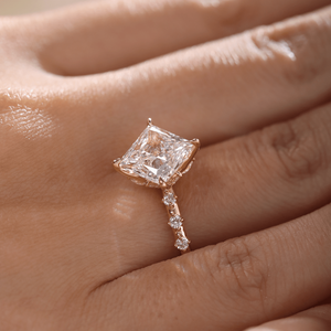 Bague de Mariage Alternative en Or Jaune Massif Certifiée IGI avec Diamant de Laboratoire Taille Princesse pour Femme, Luxe, Sertissage en Queue de Pie, Nature Princess - Product Image 1