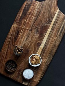 Tabla de cortar redonda grande y gruesa de madera de koa, nogal negro, acacia y bambú con asa, personalizada y a medida, para venta al por mayor. - Product Image 2