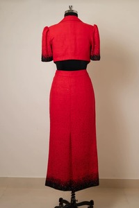 Conjunto de Dos Piezas Rojo de Lujo para Mujer, Chaqueta Corta y Falda Larga, 100% Algodón Orgánico Ecológico, Disponible al por Mayor en Boutique - Product Image 4