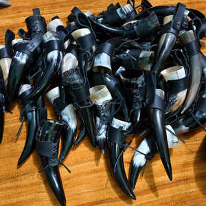 Mug en corne de Viking poli à la main avec étui en cuir, vaisselle haut de gamme au meilleur prix - Product Image 2