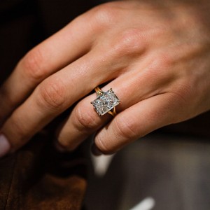 Bague de fiançailles, de mariage et d'anniversaire en platine avec diamant solitaire de laboratoire taille radiant et bande torsadée, bijou de luxe, cadeau - Product Image 5