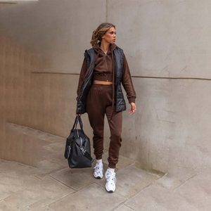 Conjunto Deportivo de 3 Piezas para Mujer, Sudadera Corta Marrón, Pantalones Deportivos y Chaleco Acolchado de Felpa - Product Image 1