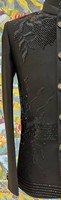 Costume Jodhpuri noir de jais TR Lachka Shadow Vine avec panneau géométrique Rain Panel et motif floral 3D, Blazer Bandhgala pour marié