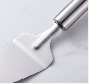 Juego de utensilios para servir pasteles de acero inoxidable con mangos lisos, ideal para bodas, regalos y eventos especiales - Product Image 2